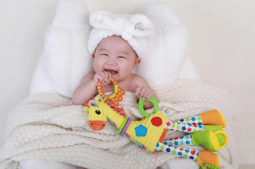 浚县四个月宝宝揉眼睛